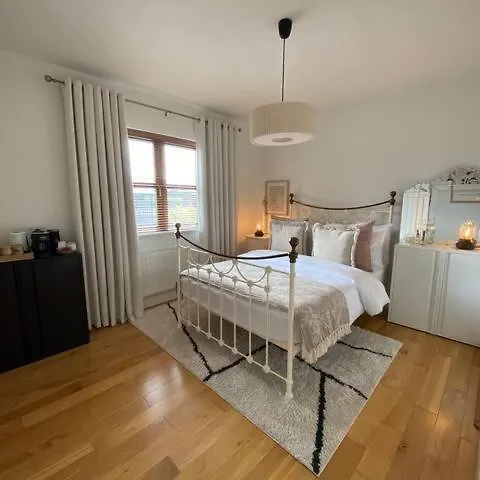 לינה וארוחת בוקר Ballina B&B